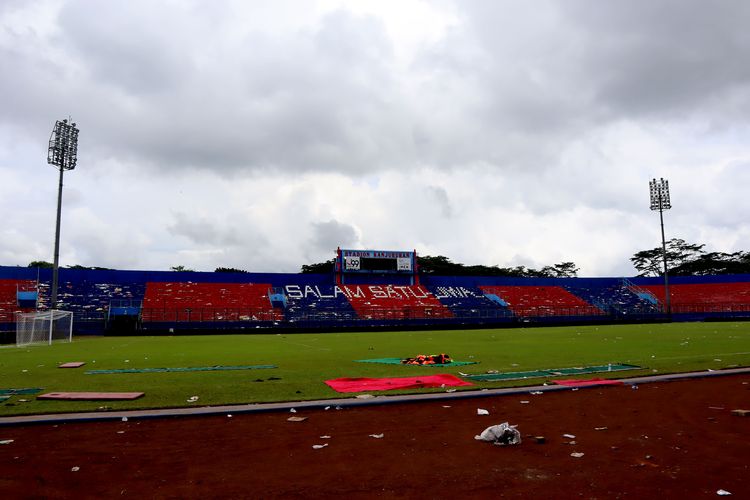 Hari kedua kondisi lapangan pasca Tragedi Kanjuruhan yang terjadi pada pekan ke-11 Liga 1 2022-2023 seusai pertandingan bertajuk Derbi Jawa Timur, Arema FC melawan Persebaya Surabaya di Stadion Kanjuruhan Kepanjen, Kabupaten Malang, Senin (3/10/2022) siang.