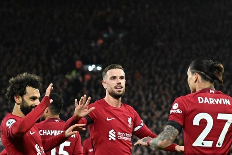 Liverpool merayakan gol bunuh diri kedua yang dicetak oleh bek Leicester City asal Belgia Wout Faes dalam pertandingan pekan ke-18 Liga Inggris 2022-23. Laga Liverpool vs Leicester diselenggarakan di Stadion Anfield pada Sabtu (30/12/2022) dini hari WIB. Artikel ini berisi klasemen Liga Inggris. (Foto oleh Oli SCARFF / AFP).