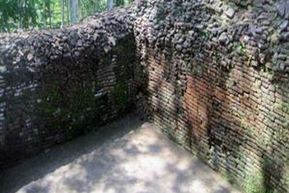 Situs Biting merupakan reruntuhan benteng kuno di Dusun Biting, Desa Kutorenan, Kecamatan Sukodono, Kabupaten Lumajang, Jatim. Situs ini berada pada lintas masa sejak jaman Singosari pada abad ke-13 sampai jaman Sultan Agung abad ke 17. Merupakan peninggalan budaya yang langka. 