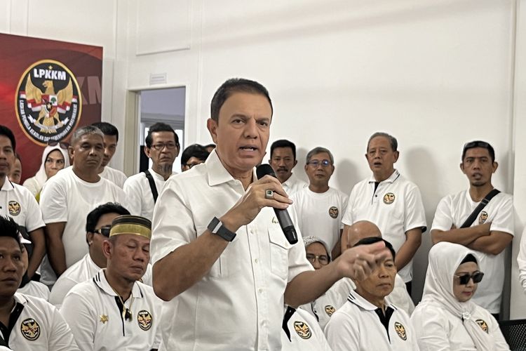 Kapten Timnas Amin, Muhammad Syaugi Alaydrus usai menerima dukungan LPKKM di Markas Timnas Amin, Jalan Diponegoro, Menteng, Jakarta Pusat, Minggu (24/12/2023).