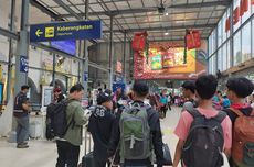 Stasiun Pasar Senen Ramai Jelang Libur Akhir Tahun, Area Tunggu Penuh Penumpang
