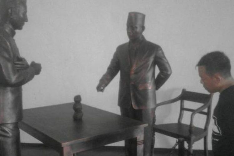 Seorang pengunjung sedang menyaksikan diorama patung Bung Karno dan Residen Bengkulu dari pemerintah kolonial Hindia Belanda, Cornelis Eduard Maier, di Benteng Marlborough, Kota Bengkulu.