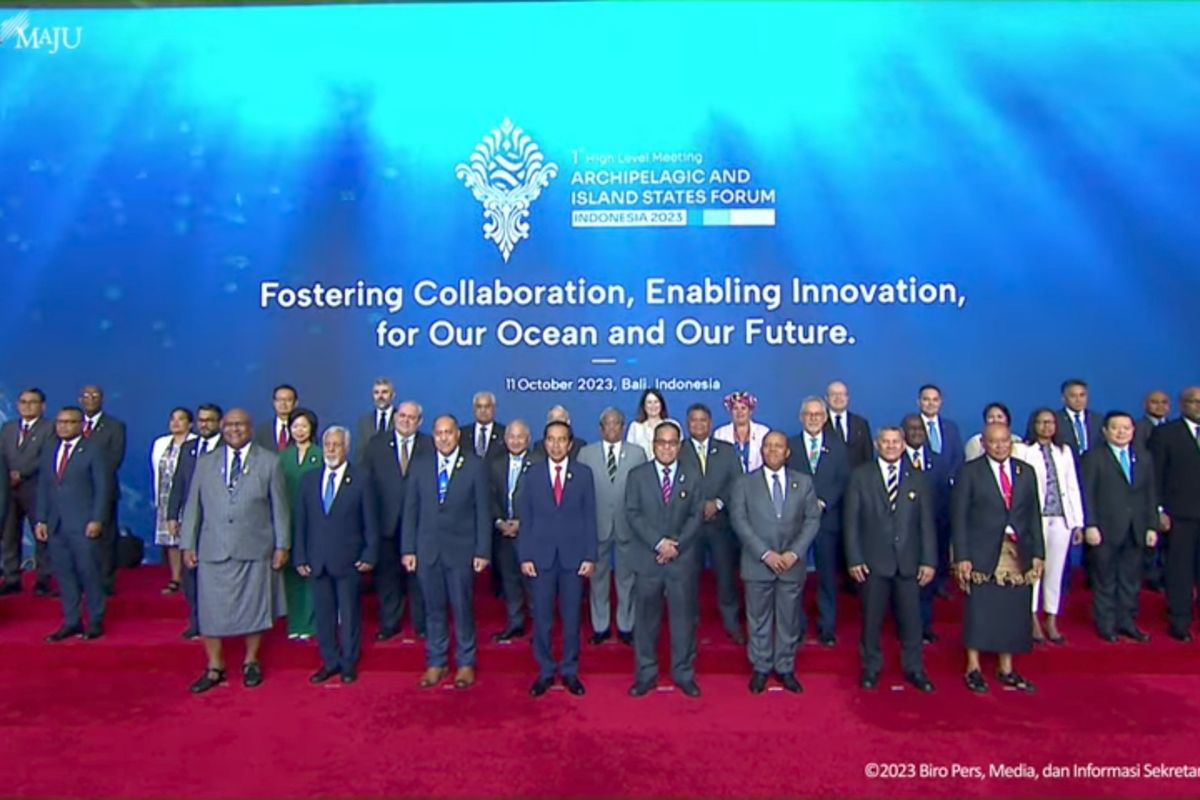 Presiden Joko Widodo berfoto bersama para delegasi yang hadir di KTT AIS Forum 2023 di Nusa Dua, Bali, Rabu (11/10/2023).