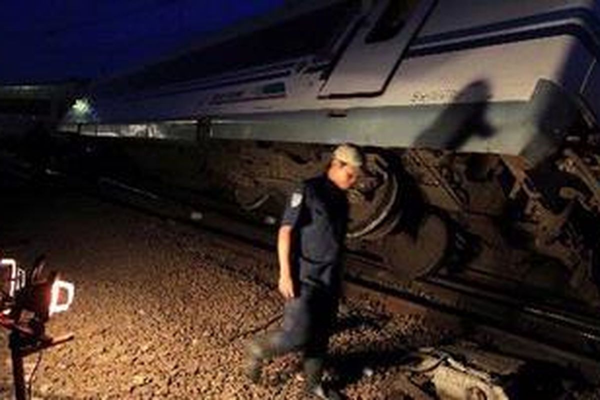 Petugas terus berupaya mengevakuasi tiga dari enam rangkaian kereta api Argo Bromo jurusan stasiun Pasar Turi, Surabaya - Gambir yang anjlok di dekat stasiun Manggarai, Jakarta Selatan, Jumat (30/7/2010).