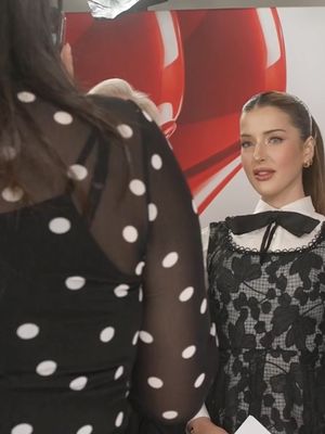 Tasya Farasya tampil elegan dengan gaun couture hitam-putih saat mewawancarai Meryl Streep dan Anne Hathaway, penuh detail klasik modern.
