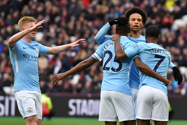 Gelandang Manchester City asal Brasil, Fernandinho (tengah), melakukan selebrasi bersama rekan-rekannya setelah mencetak gol ke gawang West Ham United dalam lanjutan Premier League di London Stadium, Minggu (29/4/2018).