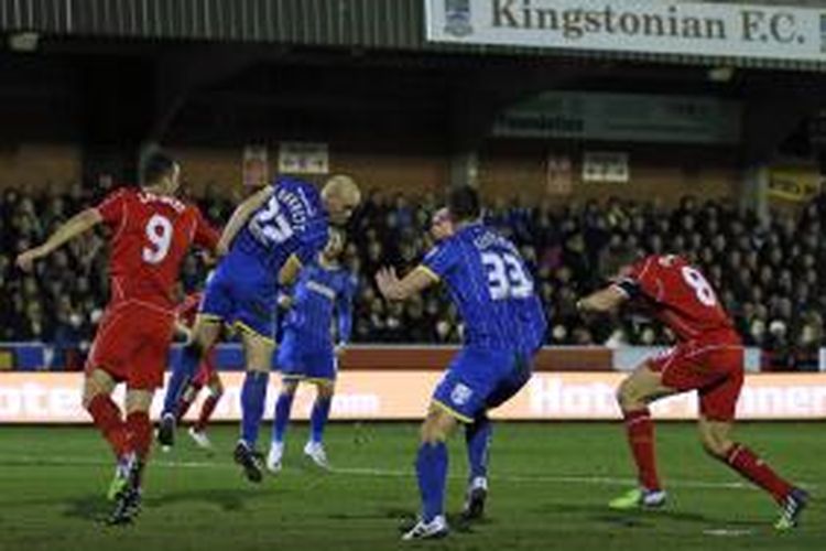 Kapten Liverpool Steven Gerrard (kanan) mencetak gol dengan sundulan pada menit ke-12 pertandingan putaran ketiga Piala FA melawan AFC Wimbledon, di Cherry Red Records Stadium, Kingston upon Thames, Senin (5/1/2014). Gol itu membawa Liverpool unggul 1-0. 