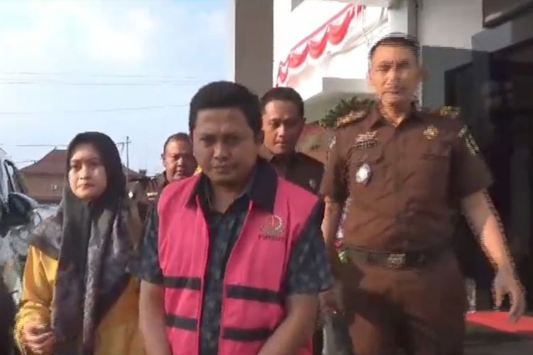 Tersangka YDM salah satu staff kantor Kecamatan Kendal di tetapkan sebagai tersangka dalam dugaan kasus korupsi dana hibah Dinas Pendidikan dan Kebudayaan Kabupaten Ngawi sebesar Rp 1,9 M. Modus dugaan korupsi yang dilakukan oleh tersangka adalah dengan melakukan pungutan terhadap lembaga pengelola dana hibah.