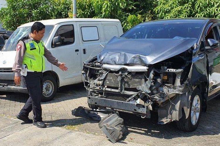 Polisi menunjukkan mobil yang terlibat kecelakaan beruntun di Tol Cipali, Jumat (28/6/2024). Insiden itu melibatkan tujuh kendaraan.