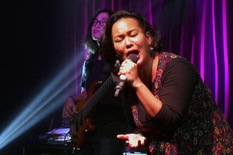 Vokalis Bonita dari grup Bonita and the hus BAND, tampil sebagai penyanyi solo dalam acara White Collar Rock di Hard Rock Cafe, Pacific Place, Jakarta Selatan, Senin (5/12/2016) malam.