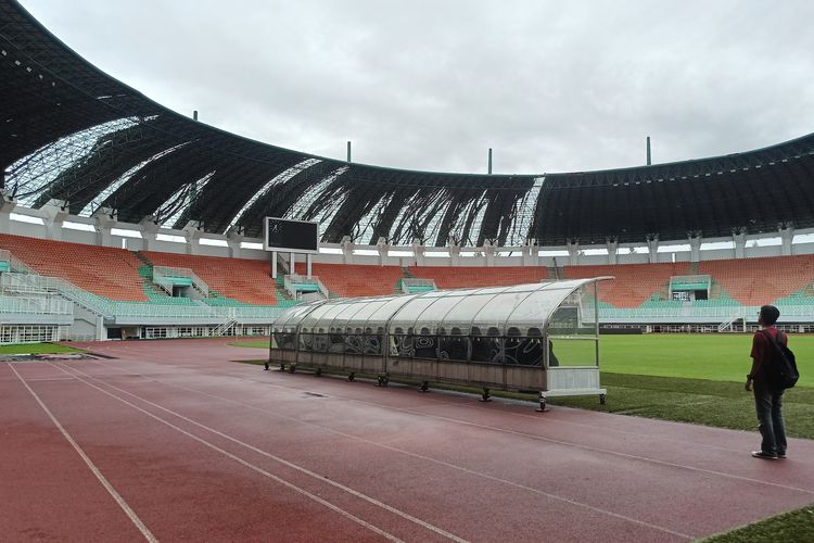 Penampakan atap Stadion Pakansari Cibinong, Kabupaten Bogor yang mengalami kerusakan karena angin kencang, Kamis (12/2/2026).