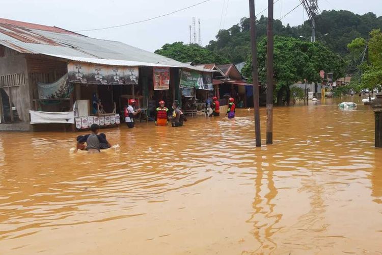 Banjir melanda kota Padang, Kamis (10/9/2020). Sejumlah warga terpaksa dievakuasi