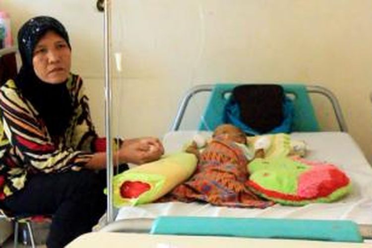 Ditemani ibunda Rita Mailinar, Daffa Delfira, bayi penderita atresia bilier, dirawat di RSU Zainal Abidin, Banda Aceh.