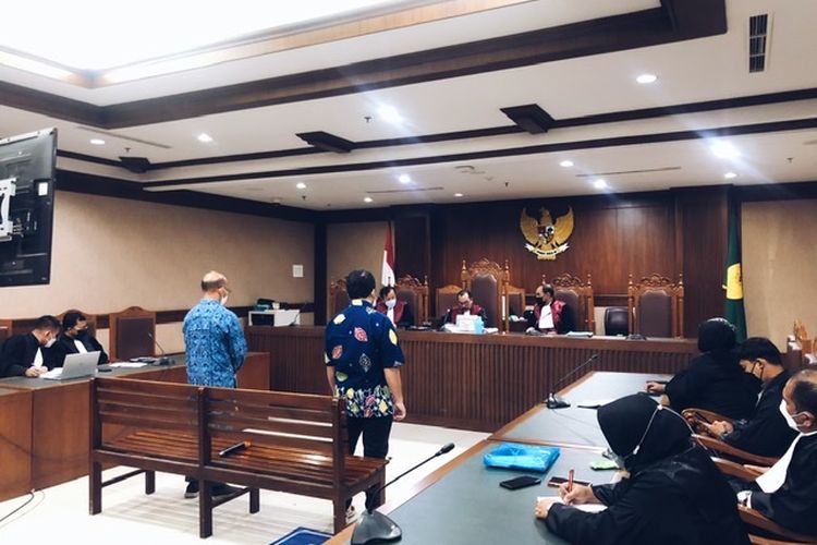 Dua terdakwa kasus dugaan korupsi di Direktorat Jenderal Pajak (DJP) Kementerian Keuangan (Kemenkeu) Wawan Ridwan dan Alfred Simanjuntak. Keduanya menjalani sidang putusan di Pengadilan Tipikor Jakarta, Selasa (14/6/2022). Wawan divonis 9 tahun penjara sedangkan Alfred dipidana 8 tahun penjara. 