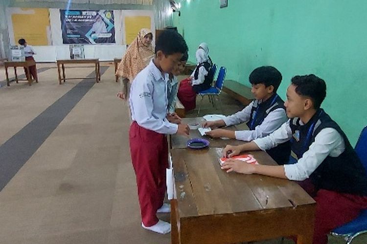 Suasa pemilu di SDIT Nurul Islam Tengaran menggambarkan suasana saat pencoblosan