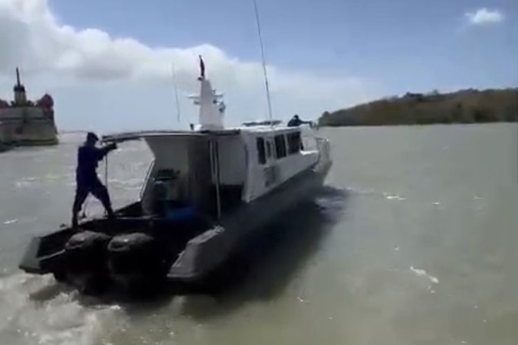 KSOP Makassar Terima Sejumlah Keluarga Penumpang KM Mutiara Sentosa 2 yang Terbakar di Laut Jawa