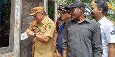 Pj Bupati PPU Pasang Stiker Khusus di Rumah-rumah Warga Penerima BPJS Ketenagakerjaan