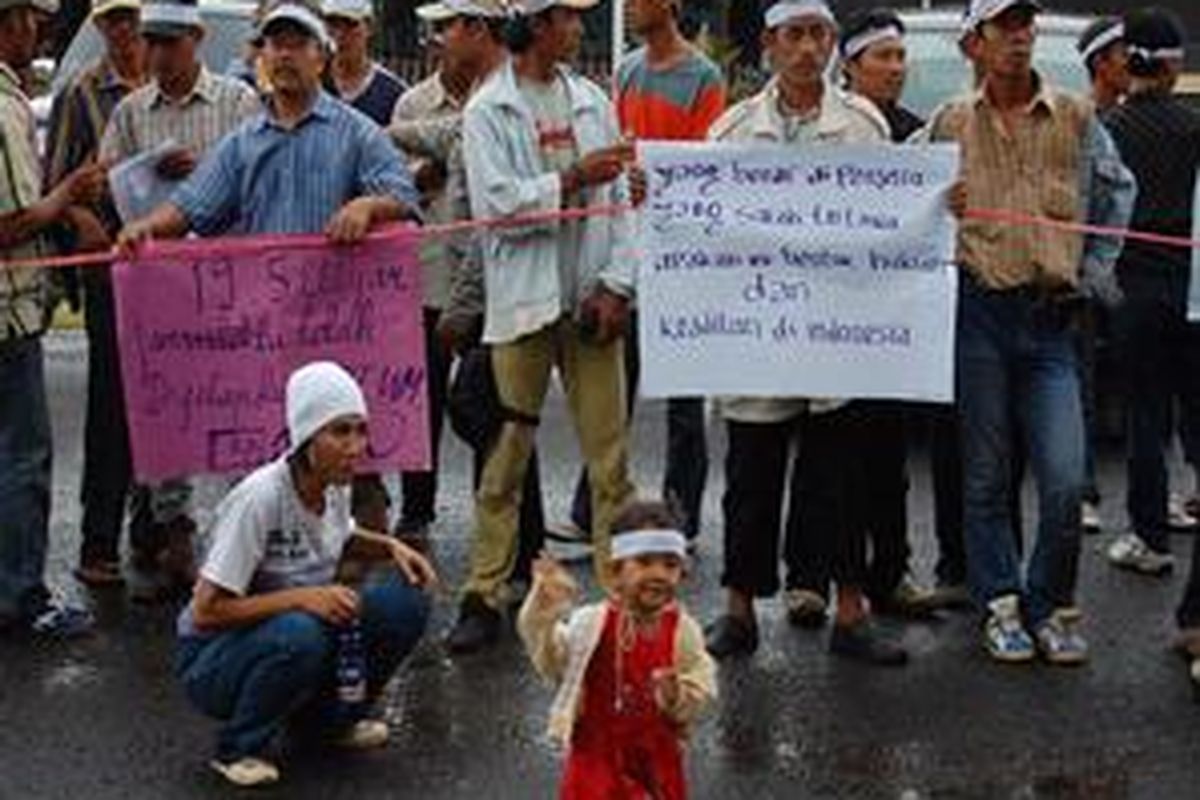 Lebih dari 400 petambak udang dan buruh perusahaan PT Wachyuni Mandira berunjuk rasa di DPRD Sumatera Selatan, Palembang, Selasa (6/2), menuntut jajaran kepolisian -pemerintah-legislatif mengusut kasus penggelapan dana Jamsostek karyawan yang tidak disetorkan selama 48 bulan senilai Rp 19,5 miliar.