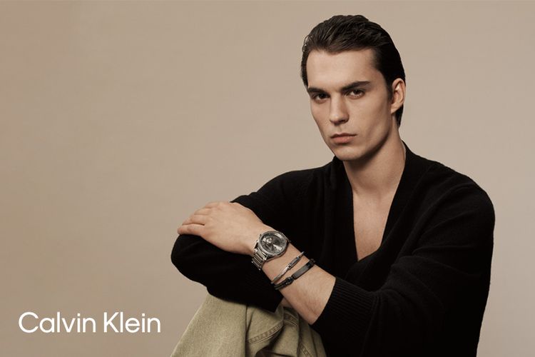 Desain Bold Lines yang diusung jam tangan Calvin Klein Force menyempurnakan tampilan penggunanya.