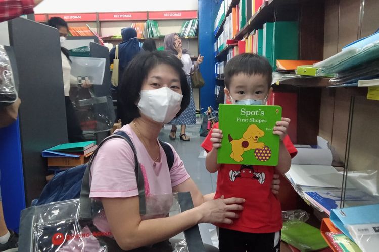 Viani Bawa Putranya 3 Tahun Berburu Promo Buku Anak 