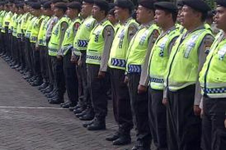 Apel pengamanan pelaksanaan Pileg di Polres Malang, Jawa Timur. Senin (7/4/2014).