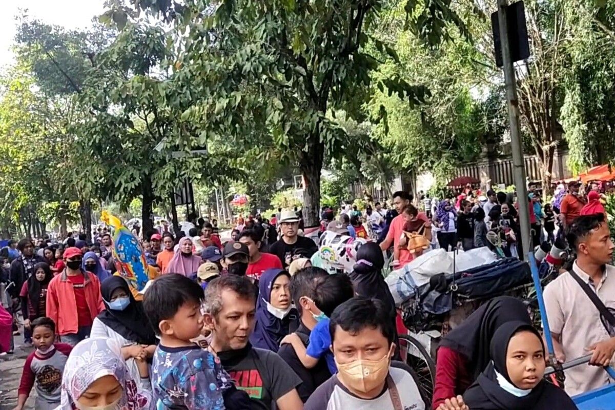 Pengunjung CFD Solo berhamburan setelah mendengar informasi hoaks menara Masjid Sriwedari Solo ambruk pada Minggu (29/5/2022) pagi.