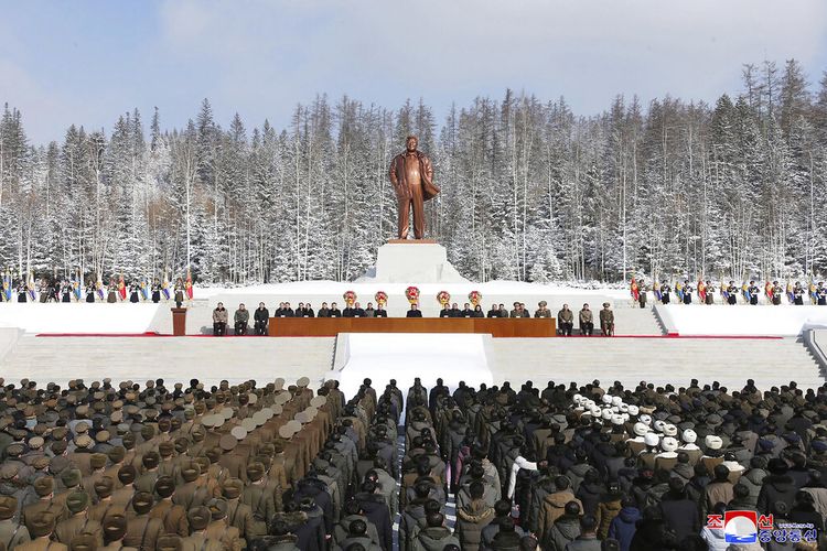 Dalam foto yang disediakan oleh pemerintah Korea Utara ini, sebuah pertemuan diadakan untuk merayakan ulang tahun ke-80 mendiang pemimpin Korea Utara Kim Jong Il di Kota Samjiyon, Korea Utara Selasa, 15 Februari 2022. 