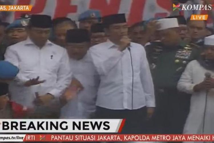 Presiden Jokowi mengucapkan terima kasih kepada massa doa bersama yang berlangsung damai di Silang Monas, Jumat (2/12/2016). 