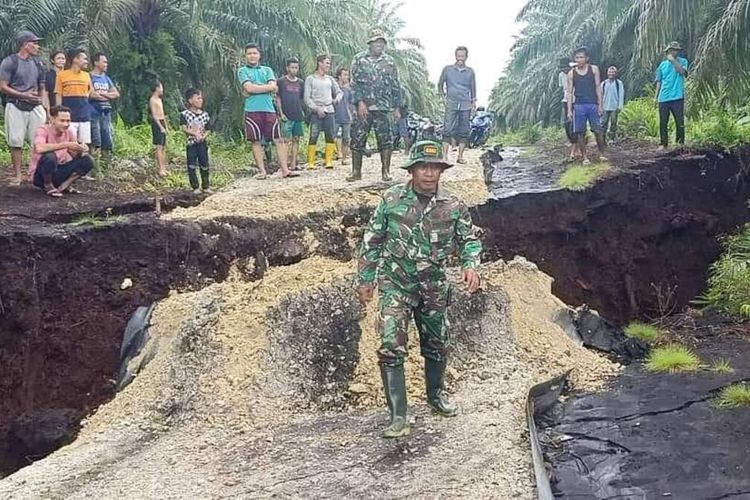 Prajurit TNI meninjau lokasi jalan amblas akibat abrasi di Desa Simpang Ayam, Kecamatan Bengkalis, Kabupaten Bengkalis, Riau, Senin (12/12/2022).