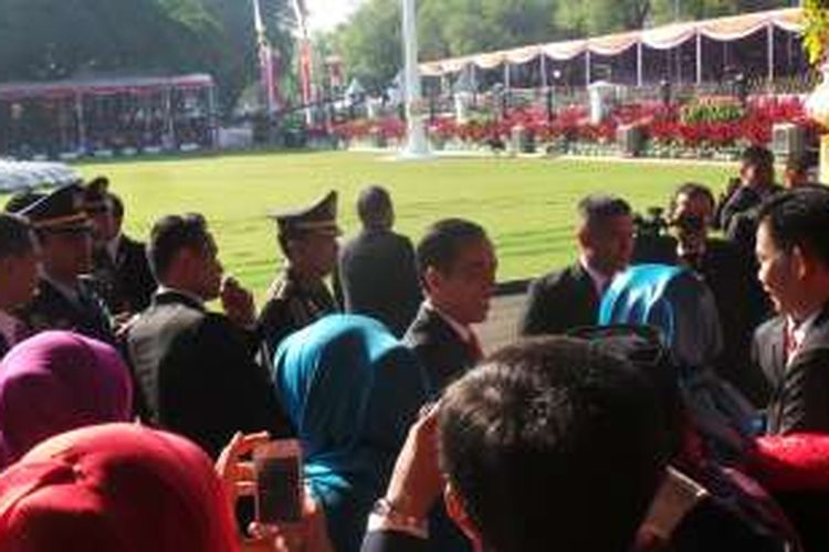 Presiden Joko widodo menghampiri tamu undangan jelang upacara Hut RI di Istana Merdeka,  Jakarta,  Rabu (17/8/2016).