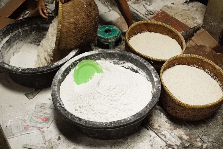 Composition of ingredients for making dodol dough and basket cakes at the Ny Dodol and Cake production house. Lauw (LKW), in Tangerang, Banten, Friday (17/1/2025).