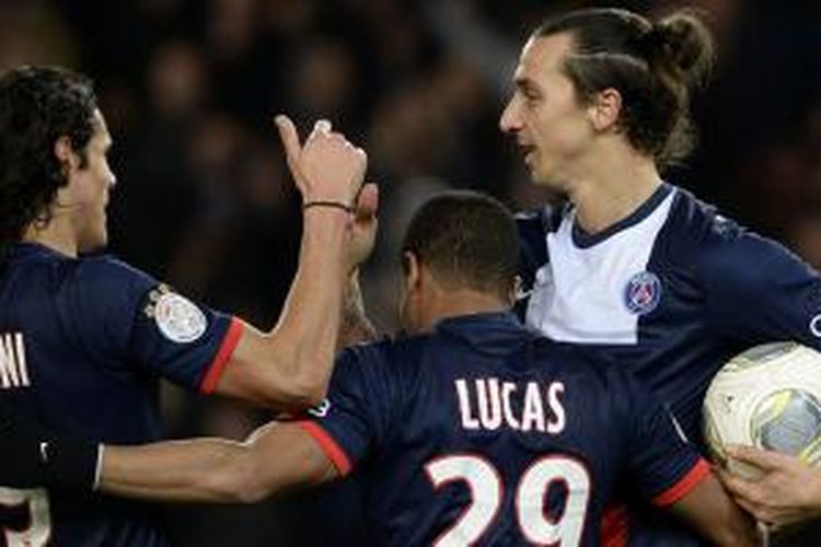 Striker Paris Saint-Germain Zlatan Ibrahimovic (kanan) melakukan selebrasi bersama Edinson Cavani dan Lucas Moura (tengah) setelah dia mencetak gol ketiga timnya ke gawang Nice, Sabtu (9/11/2013).