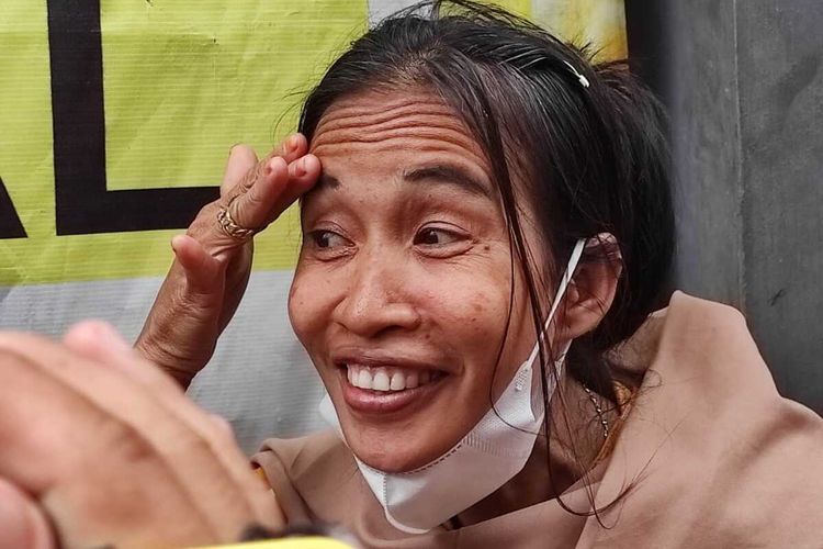 Ani Pina (51), janda 5 anak yang tinggal di Kota Makassar sangat mirip dengan wajah Presiden Jokowi viral di media sosial.