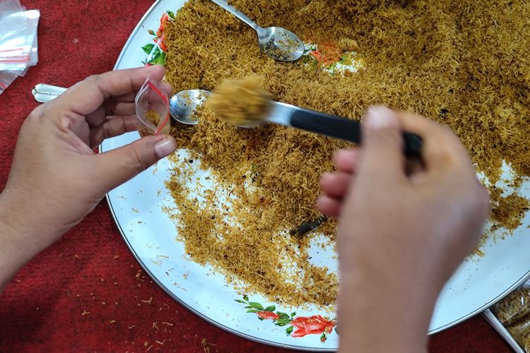 MR, orang dengan alzheimer asal Banyuwangi sedang memasukkan serundeng saat ditemui di rumahnya pada Kamis (13/9/2024)