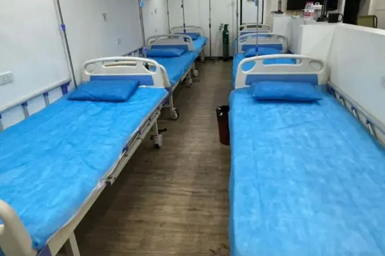 Petugas menemukan tempat tidur pasien dan sejumlah peralatan medis di rumah sakit ilegal tersebut.