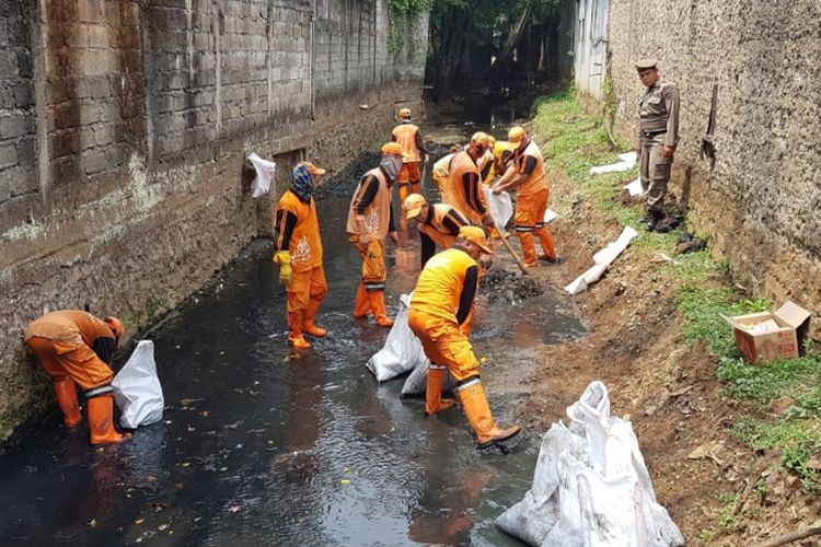 Antisipasi Banjir Jelang Musim Hujan, Dinas PUPR Depok Normalisasi Saluran Air di 6 Titik