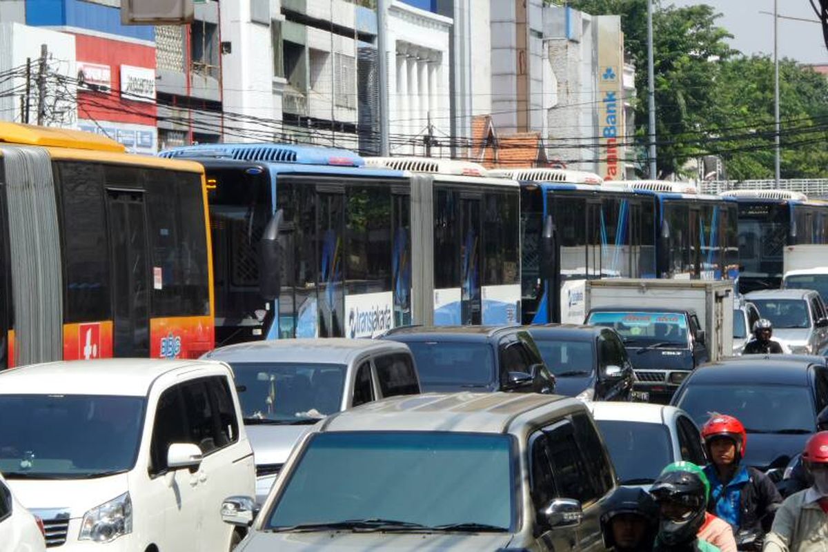 Antrean bus transjakarta yang mogok memenuhi jalur transjakarta sepanjang Koridor 3 Kalideres-Pasar Baru, Senin (12/6/2017). Lalu lintas sempat tersendat akibat mogok kerja ini.