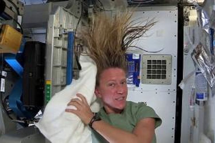 Astronot Karen Nyberg menunjukkan cara keramas di antariksa. 