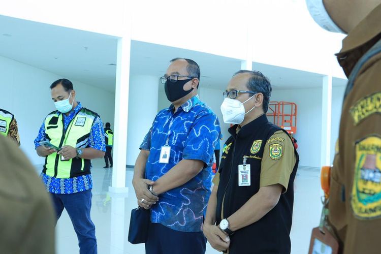 Kadis Kesehatan Kota Banjarmasin, Machli Riyadi (masker putih) memimpin skrining terhadap seluruh penumpang asal Jakarta yang tiba di Banjarmasin, Selasa (15/9/2020).