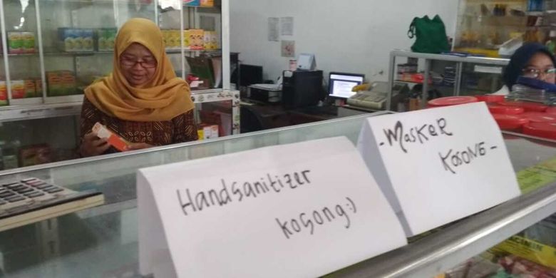 Masker dan hand sanitazer telah habis di salah satu apotek 