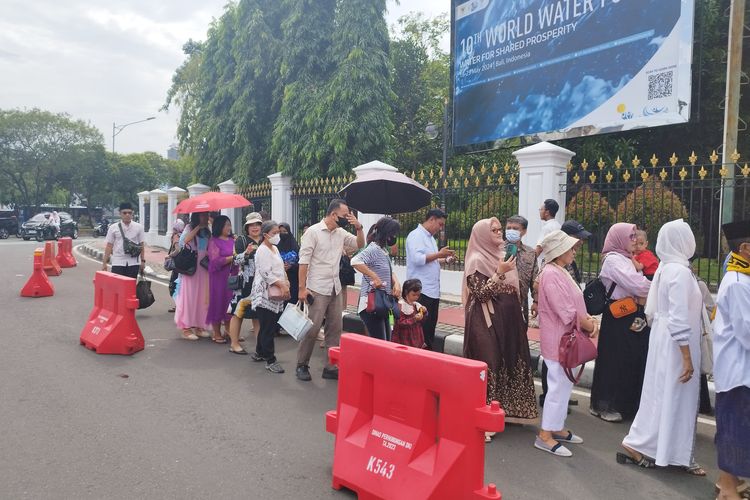 Antrean Open House Istana Negara mengular hingga ke Jalan Ir H Juanda, Jakarta Pusat, Rabu (10/4/2024).