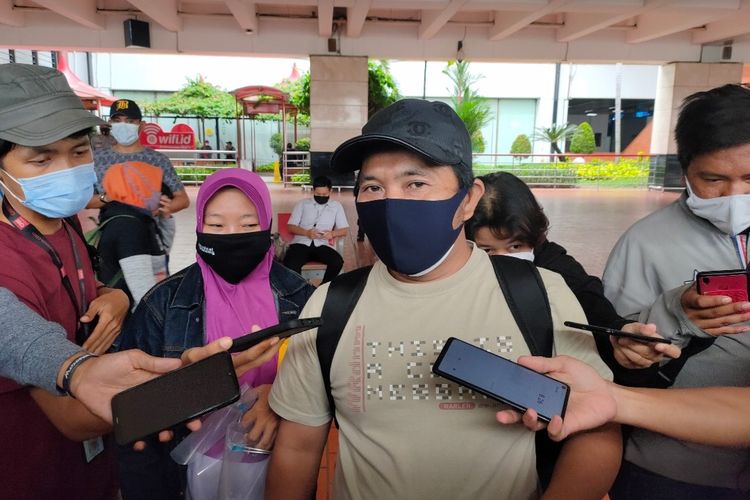 Keluarga korban Kecelakan Pesawat Sriwijaya Air, Ebta (40) dan Istrinya Indah Khalimah Putri saat ditemui awak media di Bandara Soekarno-Hatta, Tangerang, Banten, Minggu (10/1/2021) 