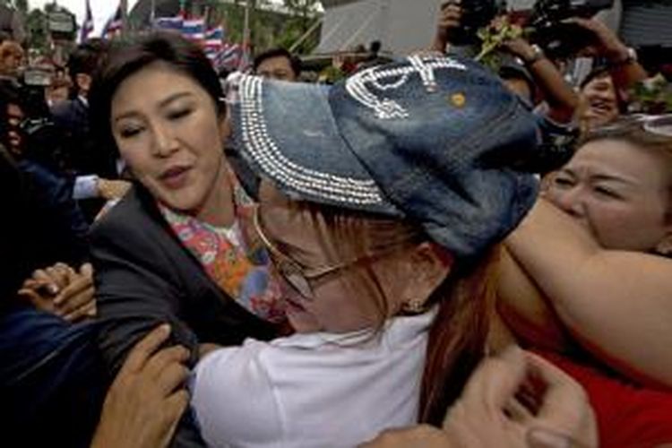 Yingluck Shinawatra, yang baru saja dimakzulkan dari jabatannya sebagai perdana menteri Thailand, disambut meriah pendukungnya di pinggiran kota Bangkok, Rabu (7/5/2014).