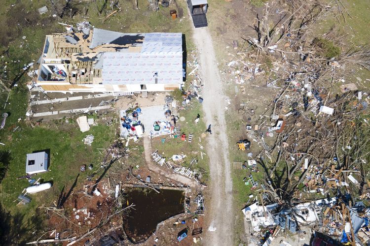 Sebuah rumah hancur dan bangunan lainnya terlihat di pedesaan Sedgwick County, Kan., pada hari Minggu, 1 Mei 2022, dua hari setelah tornado dilaporkan di daerah tersebut.