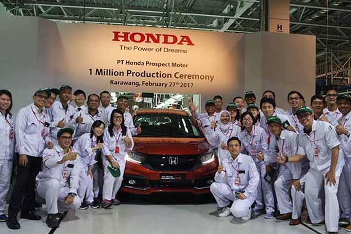 Honda Prospect Motor (HPM) merayakan produksi lokal ke-1 juta unit di pabrik II di Karawang, Jawa Barat, Senin (27/2/2017)..