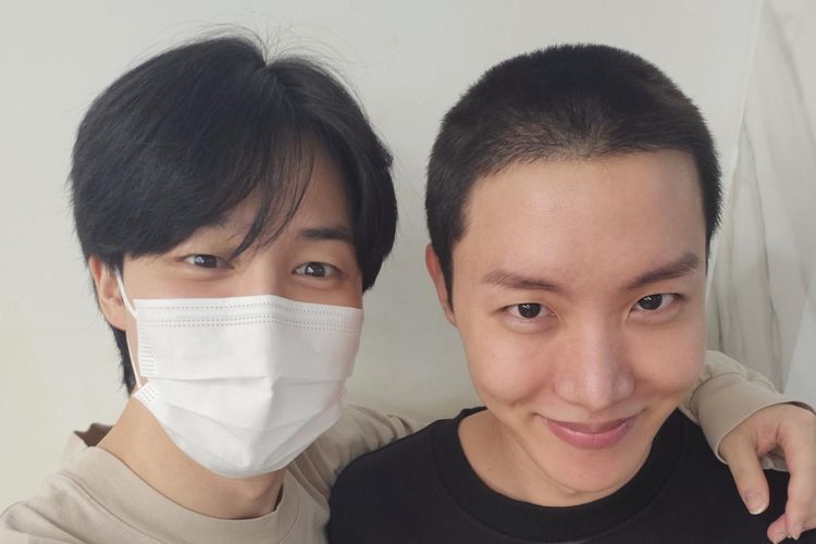 Di Weverse, Jimin mengunggah foto selfie yang menggemaskan bersama J-Hope. Dalam unggahannya itu, Jimin memberi keterangan pada postingan tersebut dengan tanda hati bewarna ungu.