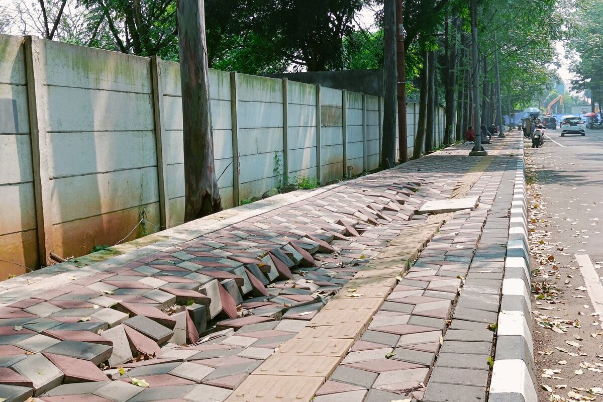 Kondisi jalan trotoar di dekat lapangan tembak Pusat Pemerintahan Kota (Puspemkot) Tangerang yang direkomendasikan dengan dana Rp 3,7 miliar, tetapi belum setahun sudah rusak, Rabu (21/2/2022).