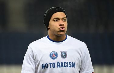 Penyerang Paris Saint-Germain (PSG), Kylian Mbappe, mengenakan kaos bertuliskan Tidak untuk Rasialisme menjelang laga kontra Istanbul Basaksehir pada matchday keenam Liga Champions di Stadion Parc des Princes, Kamis (10/12/2020) dini hari WIB.