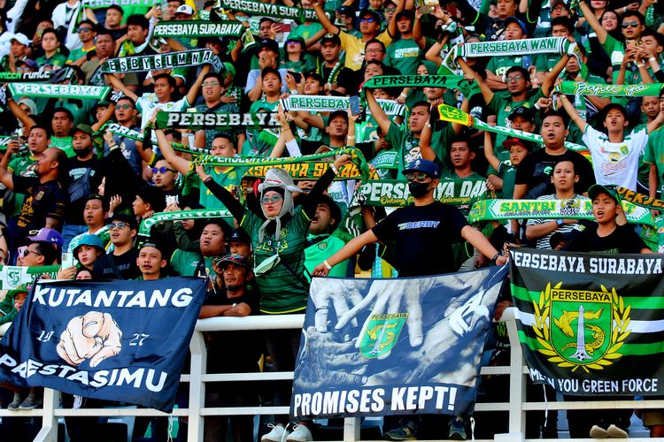 Aksi dukungan suporter Persebaya Surabaya Bonek pada tim saat pertandingan pekan ke-13 Liga 1 2023-2024 melawan Arema FC yang berakhir dengan skor 3-1 di Stadion Gelora Bung Tomo Surabaya, Sabtu (23/9/2023) sore.