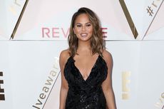 Risiko Botox Ketiak Seperti Chrissy Teigen